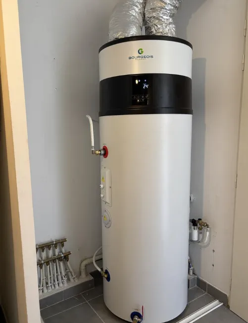 Ballon thermodynamique Bourgeois installé avec ses gaines et raccordements