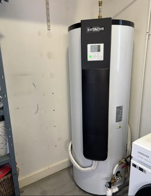 Ballon thermodynamique Hitachi installé dans un local technique
