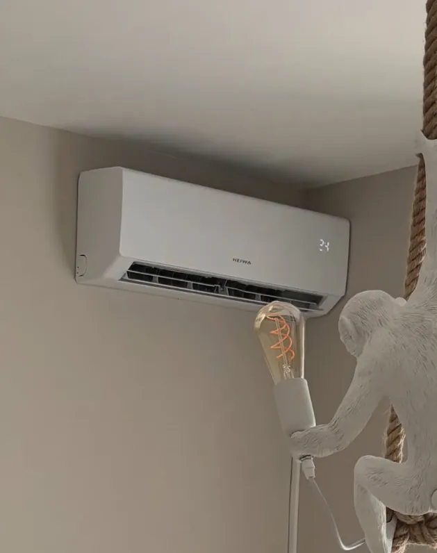 Bouche rectangulaire de climatisation intégrée dans un plafond blanc