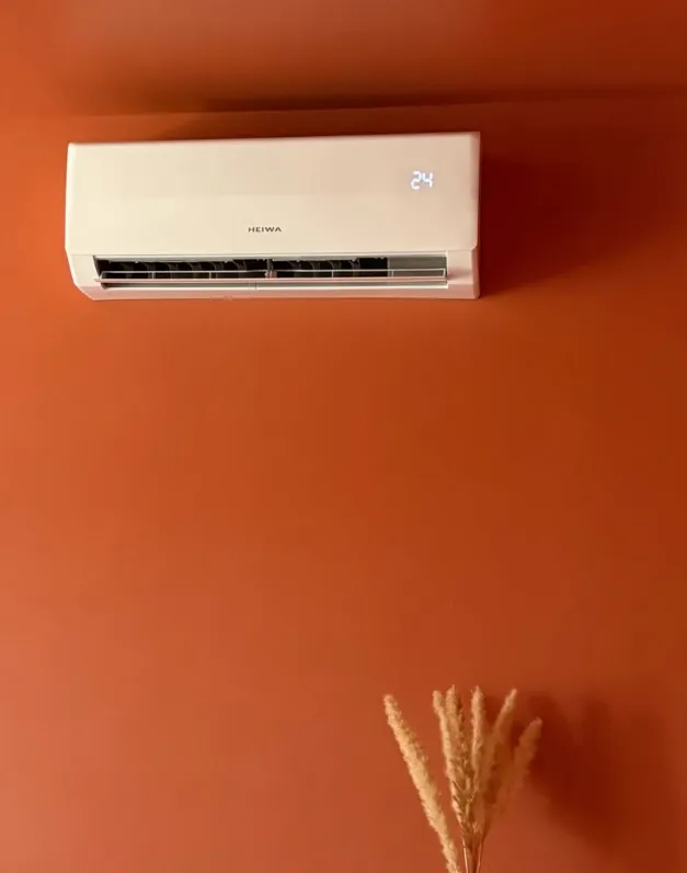 Unité murale Heiwa installée dans un intérieur avec un luminaire décoratif