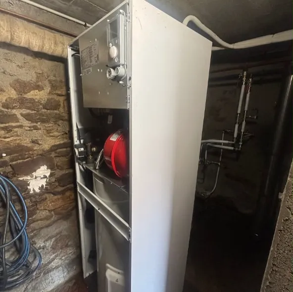 Gaines techniques de climatisation passant dans des combles