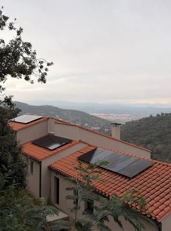 Maison équipée de panneaux photovoltaïques sur plusieurs parties de toiture
